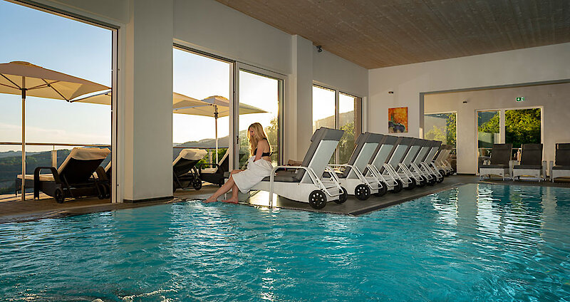 Schwimmbad im Wellnesshotel in Bayern